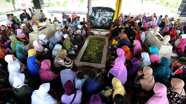Sejumlah peziarah dari berbagai daerah di Indonesia memadati makam Bung Karno di Blitar, Jawa Timur, 2015.