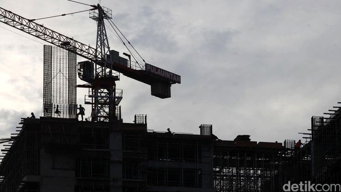 Proyeksi Pertumbuhan Ekonomi
Pembangunan gedung bertingkat di kawasan Jakarta Selatan, Kamis (30/04/2015). Chief Economist BRI Anggito Abimanyu mengatakan pertumbuhan ekonomi Indonesia di kuartal I-2015 diperkirakan akan melambat hanya di level 4,9 persen sampai 5 persen atau terendah dalam lima tahun terakhir. Grandyos Zafna/detikcom