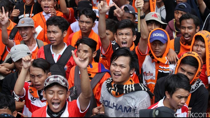 The Jakmania Diminta Tak Lagi Nyalakan Suar
