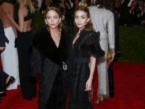 Pertamakalinya, Mary-Kate dan Ashley Olsen Pamer Foto Selfie di Instagram