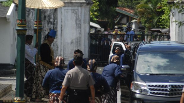 Sri Sultan Hamengkubuwana X keluar dari Siti Hinggil Keraton Ngayogyakarta seusai mengeluarkan sabda raja yang menobatkan Gusti Kanjeng Ratu (GKR) Pembayun menjadi GKR Mangkubumi.