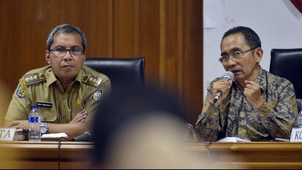 Wakil Ketua KPK Adnan Pandu Praja (kanan) didampingi Wali Kota Makassar Moh Ramdhan Pomanto, memberikan pengarahan kepada jajaran Satuan Kerja Perangkat Daerah (SKPD) Pemerintah Kota di Balai Kota Makassar, Sulawesi Selatan, Rabu (6/5). Pengarahan tersebut bertujuan untuk memberikan pemahaman dan tata cara  pencegahan dan pemberantasan korupsi pada tingkat pemerintahan paling bawah. ANTARA FOTO/Darwin Fatir/Rei/ama/15.