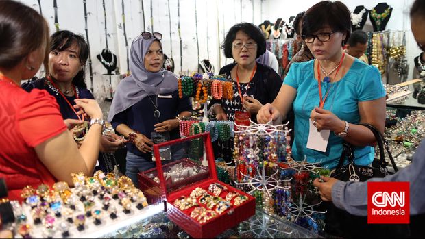 Pengunjung memilih asesoris imitasi saat pameran Jakarta International Jewellery Fair 2015 di Balai Sidang Jakarta, Jakarta, Kamis, 7 Mei 2015. Pameran ini dipadati kaum hawa untuk melihat maaupun membeli perhiasan cincin dan gelang kristal, emas, mutiara, perak, berlian, berlangsung mulai 7 hingga 10 Mei. CNN Indonesia/Safir Makki