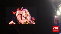 Katy Perry berswafoto dengan penggemarnya ketika tampil di konser Prismatic World Tour 2015 di Jakarta.