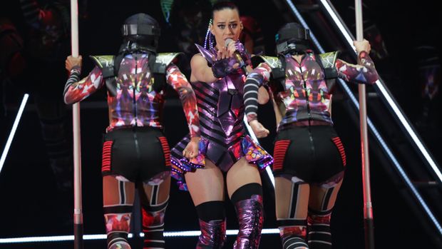 Katy Perry sempat membawakan 'Dark Horse' dalam Prismatic World Tour sebelum kena kasus plagiat.