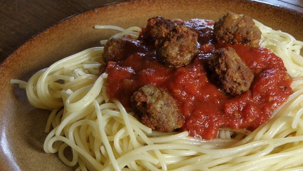 Ilustrasi hidangan pasta saus bola daging