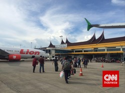 Jarak Pandang 700-800 Meter, Pesawat Tak Bisa Masuk Bandara Minangkabau