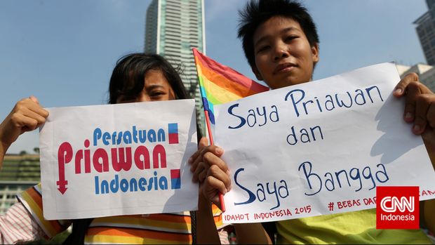 HARI ANTI HOMOPHOBIA INTERNASIONAL Komunitas Lesbian Gay Biseksual Transeksual (LGBT) memperingati International Day Againts Homophobia, Biphobia dan Transphobia (IDAHOT) di Bundaran HI, Jakarta, Minggu, 17 Mei 2015. Deklarasi Universal Hak Asasi Manusia menyebutkan bahwa setiap manusia terlahir bebas dan merdeka dengan hak dan martabat yang setara, LGBT merupakan bagian integral dari martabat kemanusiaan. CNN Indonesia/Safir Makki