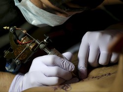 Pakar Kesehatan Pertanyakan Efek Jangka Panjang Tinta Tato