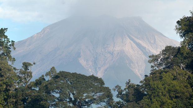 Gunung Kerinci terlihat dari Danau Gunung Tujuh di kawasan Taman Nasional Kerinci Seblat (TNKS), Kerinci, Jambi, Senin (18/5). Pos Pengamatan Gunung Api Kerinci menyebutkan status gunung tertinggi di Sumatera itu berada pada level II (waspada), sehingga jalur pendakian hanya boleh dilakukan sampai Shelter II. ANTARA FOTO/Wahdi Septiawan/Rei/pd/15.