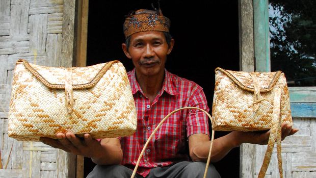 Amil warga memerlihatkan Kaneron (tas terbuat dari rotan) buatannya di Kasepuhan Adat Ciptagelar kabupaten Sukabumi, Jawa Barat, Selasa (19/5). Kaneron yang dibuat menggunakan bahan alam dari kawasan Gunung Halimun, menjadi salah satu cinderamta yang diperjualbelikan untuk masyarakat luas, ANTARA FOTO/Agus Bebeng/ss/mes/15