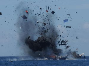 Disindir Fahri, Begini Gaya Menteri Susi Tenggelamkan Kapal Ikan Ilegal
