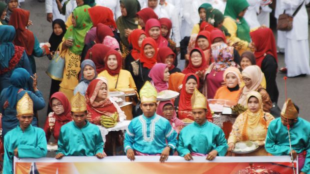 KIRAB BUDAYA MINANG Peserta kirab budaya Minangkabau berpawai, saat pembukaan Festival Sitti Nurbaya 2015 di kawasan kota tua Padang, Sumatera Barat, Kamis (21/5). Kirab budaya tersebut merupakan awal dari rangkaian Festival Sitti Nurbaya ke-5 yang digelar Pemkot Padang hingga 24 Mei mendatang, meliputi lomba kuliner dari tradisi budaya. ANTARA FOTO/Iggoy el Fitra/ed/pd/15
