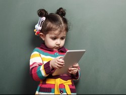 Ini Alasan Mengapa Anak di Bawah Usia 2 Tahun Baiknya Tak Diberi Gadget