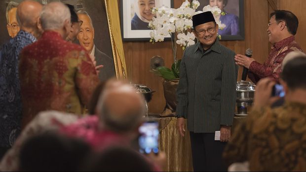Presiden ke-3 RI B.J. Habibie (kedua kanan) didampingi Ketua Akademi Ilmu Pengetahuan Indonesia (AIPI) Sangkot Marzuki (kanan) menerima pengukuhan dirinya sebagai salah satu pendiri AIPI pada acara jamuan makan malam perayaan ulang tahun ke-25 AIPI di Kediaman B.J. Habibie di kawasan Kuningan, Jakarta, Minggu (24/5) malam. Dalam acara tersebut B.J. Habibie bersama mantan Mendiknas Almarhum Fuad Hassan dan mantan Ketua LIPI Almarhum Samaun Samadikun dikukuhkan sebagai pendiri AIPI. ANTARA FOTO/Widodo S. Jusuf/Spt/15.