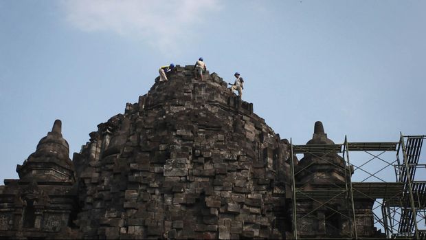 PELAPUKAN CANDI KALASAN Pekerja membersihkan bagian candi saat Proses Studi Teknis Candi Kalasan di Kalasan, Sleman, Yogyakarta, Senin (25/5). Saat ini tim Balai Pelestarian Cagar Budaya (BPCB) Yogyakarta tengah melakukan Studi Teknis terhadap bangunan cagar budaya Candi Kalasan menyusul bebatuan Candi Kalasan yang mengalami pelapukan dan keretakan pada dindingnya. ANTARA FOTO/Andreas Fitri Atmoko/ss/nz/15.