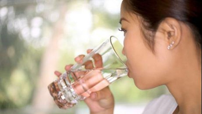 Demi Kesehatan Yang Maksimal Begini Cara Minum Air Putih Yang Benar Theradio 5066