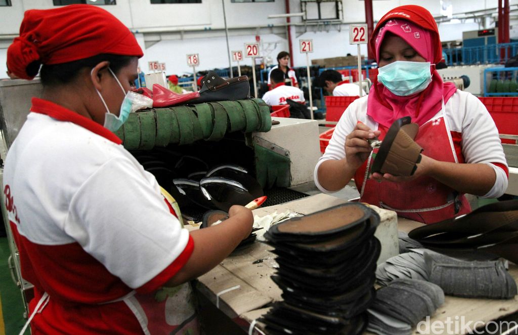 Pekerja tengah memproduksi sepatu dan sandal di pabrik PT Sepatu Bata Tbk, Purwakarta, Jawa Barat, Kamis (28/5/2015). Menghadapi tahun ajaran baru bagi siswa sekolah dan jelang bulan Ramadhan, Bata memproduksi sekitar 25.000 pasang per harinya untuk memenuhi kebutuhan pasar di seluruh Indonesia. Selain dipasarkan di Indonesia, produk sepatu dan sandal Bata juga diekpor hampir ke 15 Negara. Agung Pambudhy/Detikcom.