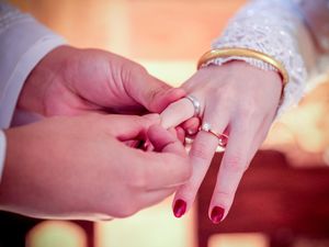 Ide Cincin Pernikahan Unik: Pakai Sidik Jari Hingga Proyektor