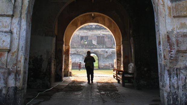 Sejumlah pengunjung melihat arsitektur Benteng Van Den Bosch, Ngawi, Jawa Timur, Rabu (27/5). Benteng peninggalan Belanda yang dibangun pada 1839 di delta pertemuan Sungai Bengawan Solo dan Bengawan Madiun tersebut rencananya akan dijadikan bangunan cagar budaya serta obyek wisata sehingga dapat dikelola secara maksimal. ANTARA FOTO/Ari Bowo Sucipto/Spt/15.