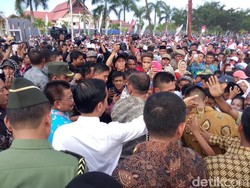 Begini Gaya Jokowi Saat Tebar Kartu Sakti dan 5 Sepeda di Parigi Moutong