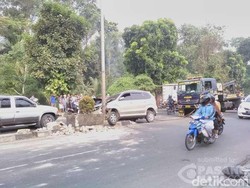 Mobil Kecelakaan Tunggal di Jl Raya Bogor, Lalu Lintas Macet 1 Km