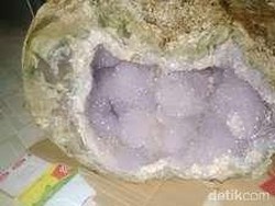 Warga Mulai Berdatangan Melihat Batu Ungu Bertekstur Kristal 3,5 Kuintal