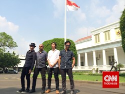 Jokowi Dapat Hadiah Batik Motif Slank