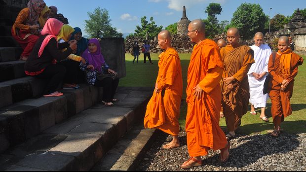 Sejumlah Biksuni menyapa para wisatawan saat berada di kompleks Candi Plaosan, Klaten, Jawa Tengah, Selasa (2/6). Warga memanfaatkan liburan hari raya Waisak 2015, dengan mengunjungi obyek wisata percandian peninggalan Buddha dari zaman Kerajaan Medang, yang dibangun pada abad ke-9. ANTARA FOTO/ Aloysius Jarot Nugroho/ed/nz/15