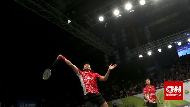 Pasangan pebulutangkis ganda campuran Indonesia, Tontowi Ahmad dan Liliyana Natsir saat melawan pasangan pebulutangkis ganda campuran Jepang, Kenichi Hayakawa dan Misaki Matsutomo dalam turnamen bulutangkis Indonesia Open Superseries Premier 2015 di Istora Senayan, Jakarta, Kamis (4/6). Pasangan ganda Indonesia menang dua set langsung dengan skor 21-12, 21-16. CNN Indonesia/Adhi Wicaksono.