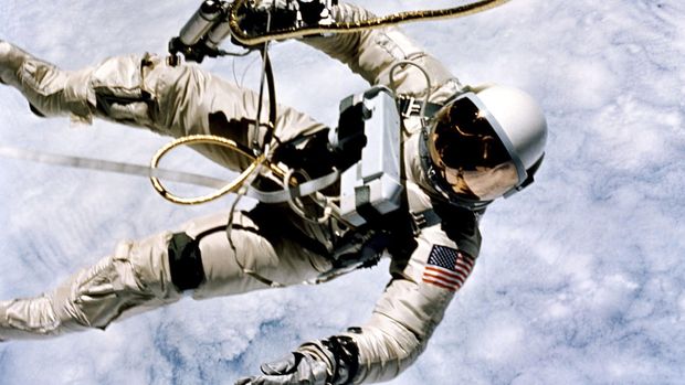 Astronot yang melayang akibat efek mikrogravitasi.