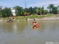 Pencarian Pria Berhelm yang Bunuh Diri di Sungai Jagir Dilanjutkan