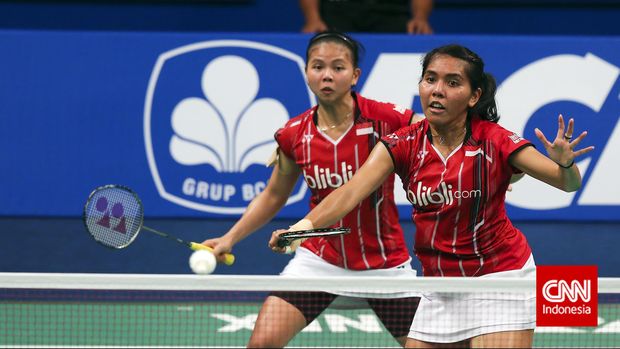 Pasangan ganda putri Indonesia Nitya Krishinda Maheswari dan Greysia Polii saat bertanding dengan pasangan ganda putri Tiongkok Yang Yu dan Qianxin Zhong dalam babak semifinal turnamen bulutangkis BCA Indonesia Open Superseries Premier 2015 di Istora Senayan, Jakarta, Jumat (5/6). Nitya Krishinda Maheswari dan Greysia Polii berhasil melaju ke babak final usai menang dengan skor 2-1 (20-22 21-13 21-14). CNN Indonesia/Adhi Wicaksono.