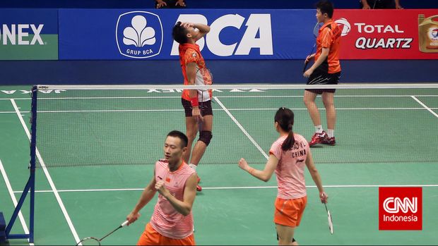Pasangan ganda campuran Tiongkok Nan Zhang dan Yunlei Zhao merayakan kemenangannya atas pasangan ganda campuran Indonesia Tontowi Ahmad dan Liliyana Natsir dalam babak semifinal turnamen bulutangkis Indonesia Open Superseries Premier 2015 di Istora Senayan, Jakarta, Sabtu, 6 Juni 2015. Tontowi Ahmad dan Liliyana Natsir gagal melaju ke final usai kalah dengan skor 2-1 (16-21 21-15 21-18). CNN Indonesia/Adhi Wicaksono.