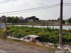 Mobil Ini Nyungsep ke Tempat Sampah Gara-gara Bus Ugal-ugalan