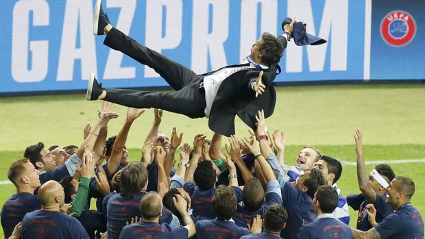 Lusi Enrique dielu-elukan para pemain Barcelona usai meraih juara Liga Champions, 2015.