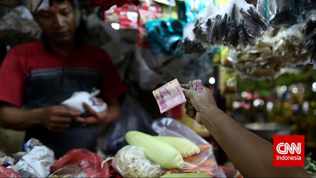 Pembeli membayar belanjaan di pasar PSPT Tebet, Jakarta, Senin, 8 Juni 2015. Sepuluh hari menjelang ramadhan, harga bahan pokok mulai naik diantaranya daging, telur, gula, bawang merah, minyak goreng, ayam, cabai. CNN Indonesia/Safir Makki