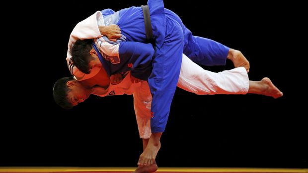 Pejudo Indonesia Iksan Apriyadi (putih) akan bermain hari di kelas 76 kg putra.