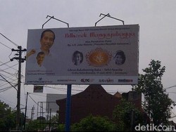 Spanduk Ucapan Selamat atas Pernikahan Gibran-Selvi Bertebaran di Solo