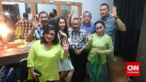 Gogon (keempat dari kanan) bersama pelawak dan anggota Srimulat lainnya.