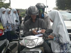 Jelang Ramadan, Siswa SMP Islam Sidoarjo Bagikan Sabun