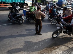 Patuhi Arahan Presiden, Kakorlantas Polri: Urus STNK Akan Satu Loket