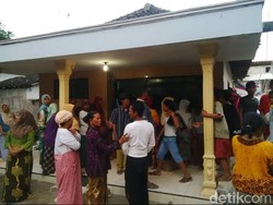 Ratusan Nasabah Tabungan Koperasi Geruduk Rumah Koordinator THR