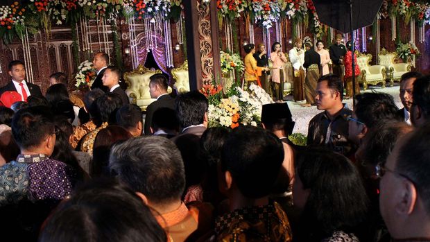 Resepsi Gibran - Selvi Putera Presiden Joko Widodo Sejumlah tamu undangan antri untuk berfoto di