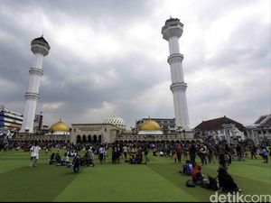 Sejoli Kepergok Bercumbu di Taman Alun-Alun Bandung Waktu Salat Tarawih
