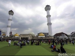 Masjid Raya Bandung Bagi 2.000 Takjil Per Hari, Fokus Bina Remaja