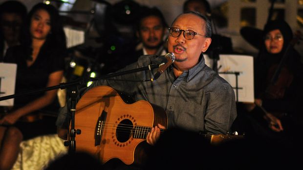 Dalam konsernya, Ebiet G Ade akan membawakan penampilan yang kalem, duduk dan bermain gitar.