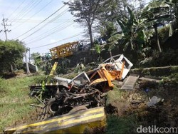 Trailer Tabrak Truk Lalu Terjun ke Sawah, Seorang Sopir Tewas