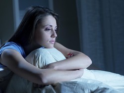 Susah Tidur atau Sering Bangun Tengah Malam? Begini Pengaturan Olahraganya