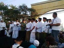 Jalan Sehat Sarungan Pecahkan Rekor MURI